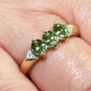 9ct gold peridot and diamond ring