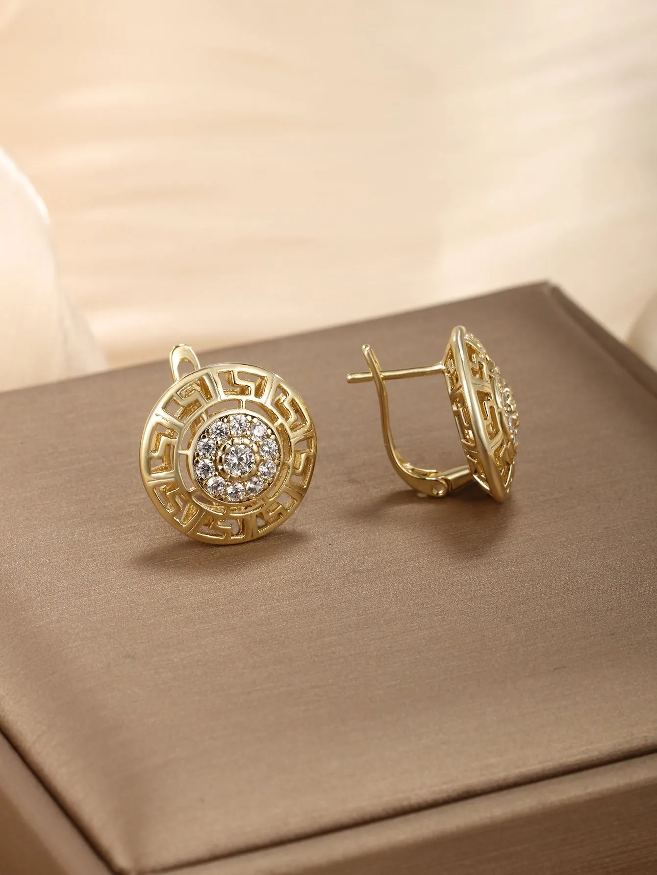 Jewelry Fashion Retro Round Great Wall Pattern Diamond-Inlaid Alloy Earrings Earrings Alloy Gold-plated