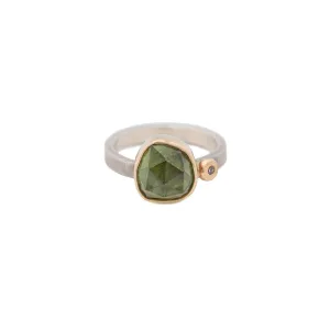 Nixi - Peridot ring size 8 1 diamond