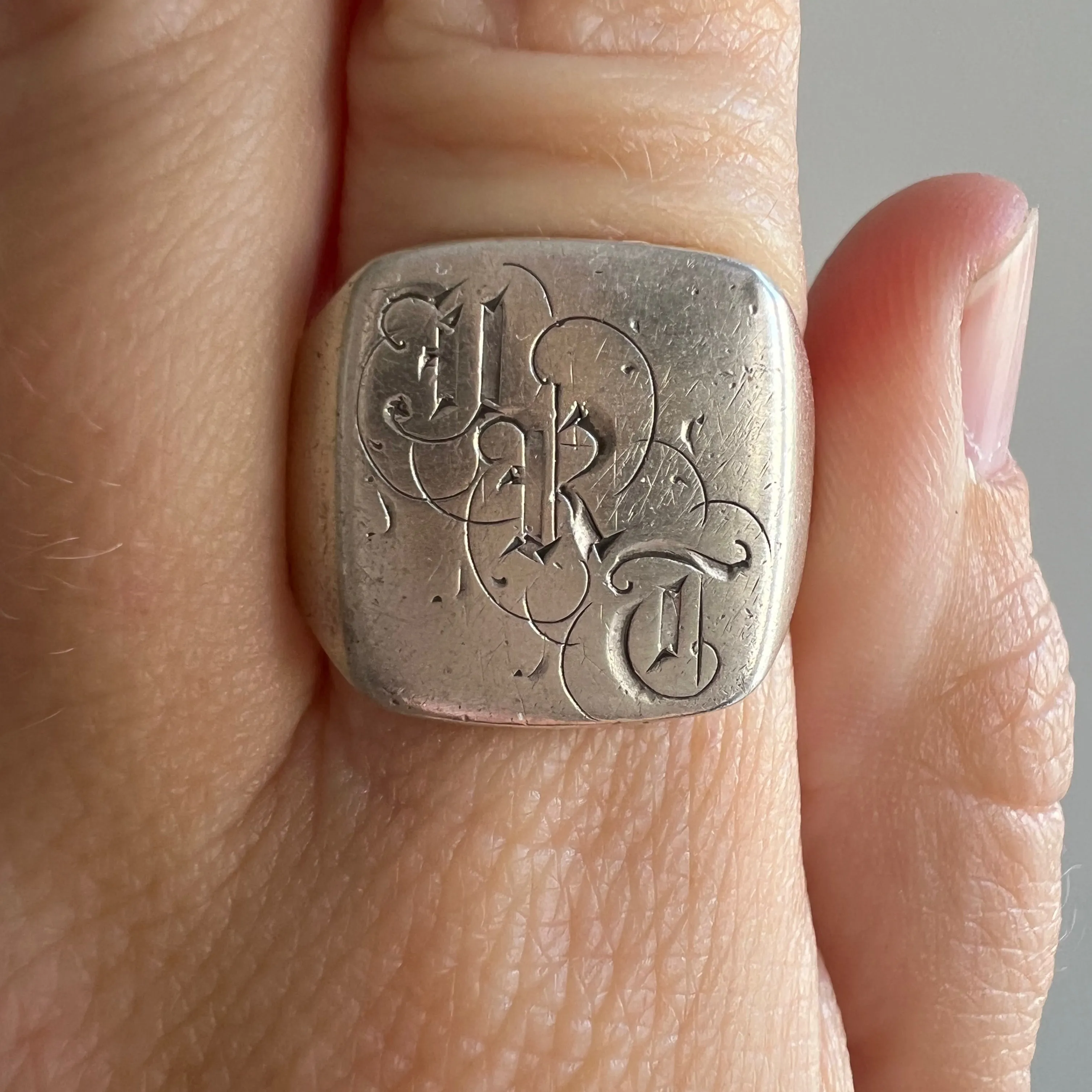 V I N T A G E // Old English JRT / sterling silver initial signet ring / size 9.5