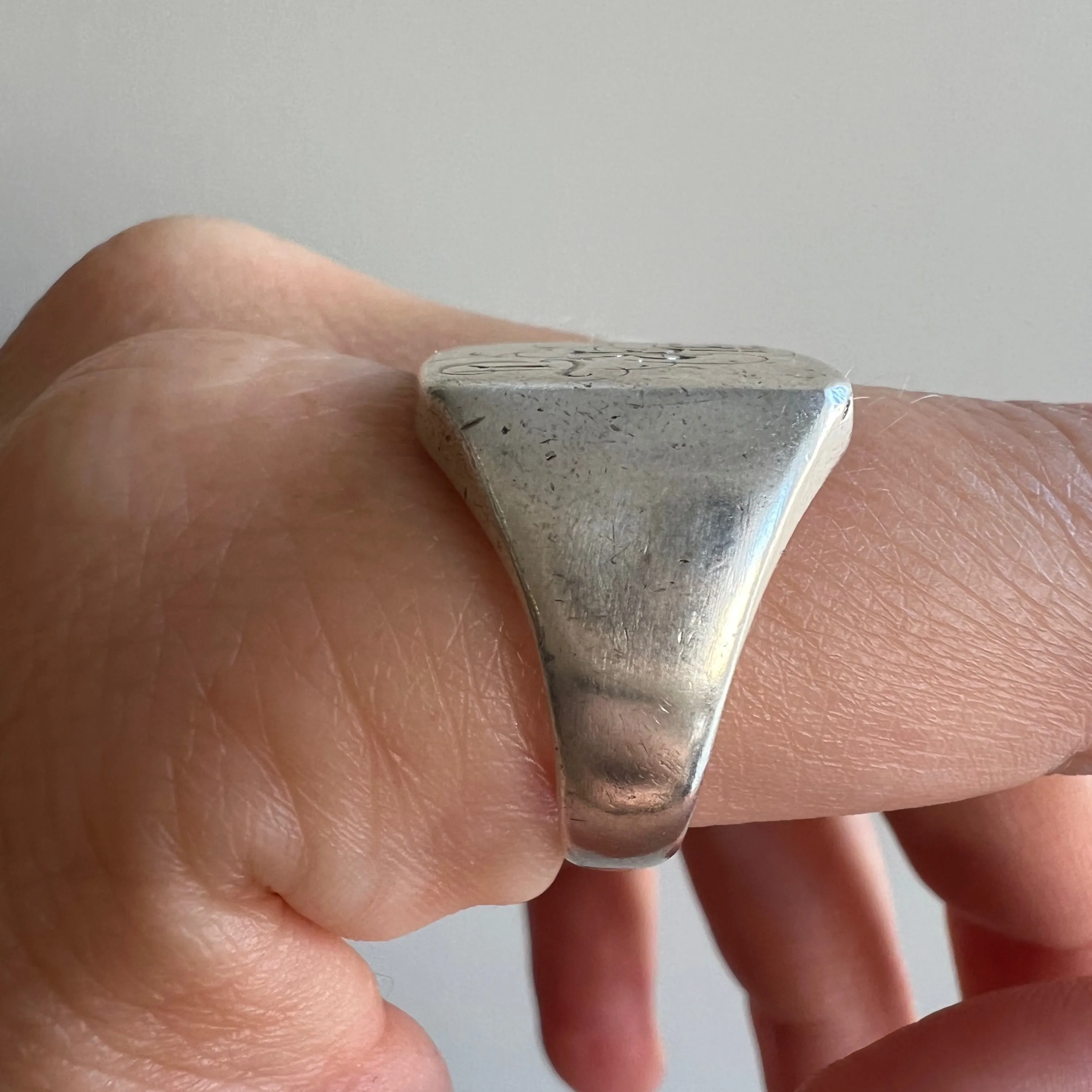 V I N T A G E // Old English JRT / sterling silver initial signet ring / size 9.5