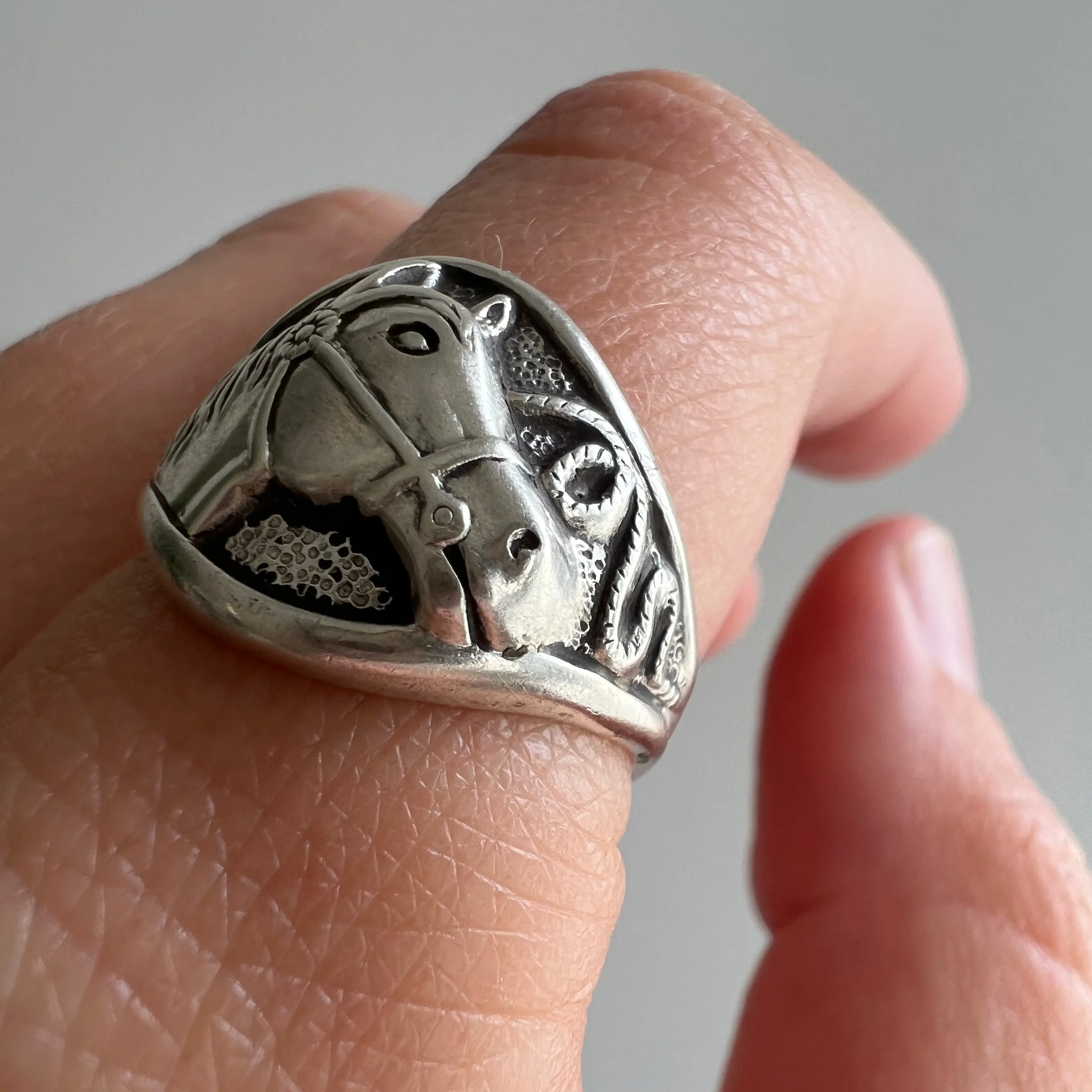 V I N T A G E // trading post equine / sterling silver Bell Trading post horse signet ring / size 6.5